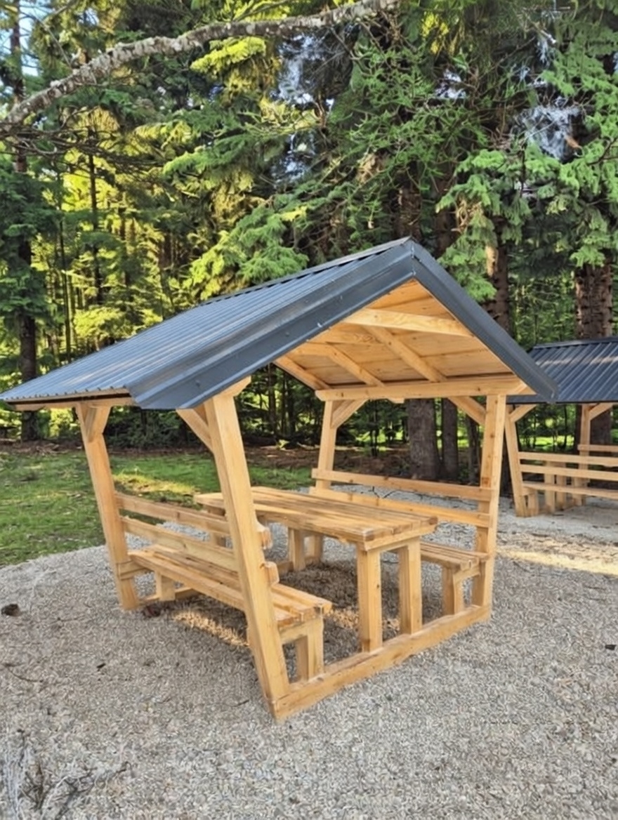 Vrtna sjenica od sadrvana - bočni pogled